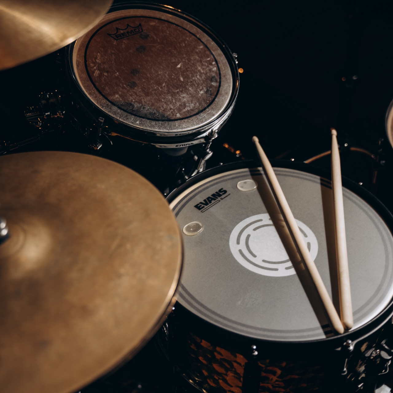 Чому варто навчитися грати на барабанах?